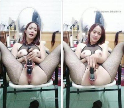 高颜值的小甜甜露脸情趣漏奶开档黑丝袜一个人玩大黑牛,自慰呻吟不断还打电话表情好骚,激情正嗨时来人了! 高颜值的小甜甜露脸情趣漏奶开档黑丝袜一个人玩大黑牛,自慰呻吟不断还打电话表情好骚,激情正嗨时来人了!