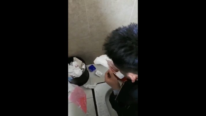 在公共厕所翻女生用过的卫生棉舔.. 在公共厕所翻女生用过的卫生棉舔..