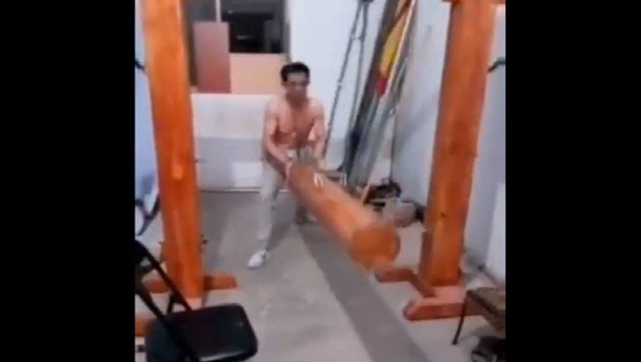 用大木桩撞下体.. 用大木桩撞下体..